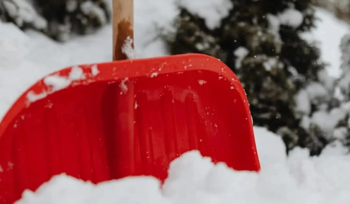 Winter storm covering southwestern Manitoba with heavy snowfall up to 15 cm, blanketing roads and buildings in snow