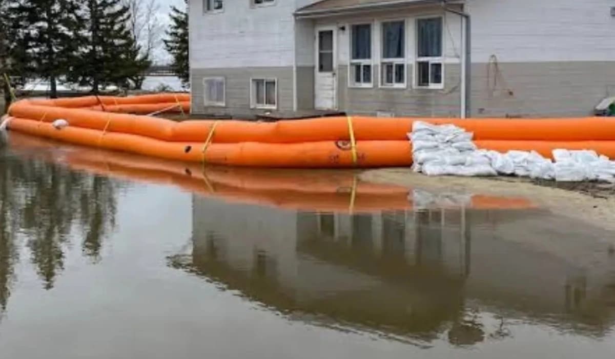 Volunteers helping Peguis First Nation residents during flood emergency in Canada