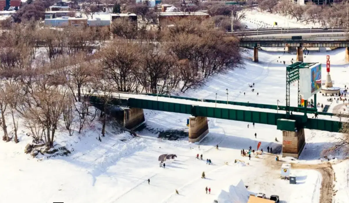 Snowstorm hits Manitoba with slippery roads and falling snow from late-season clipper system