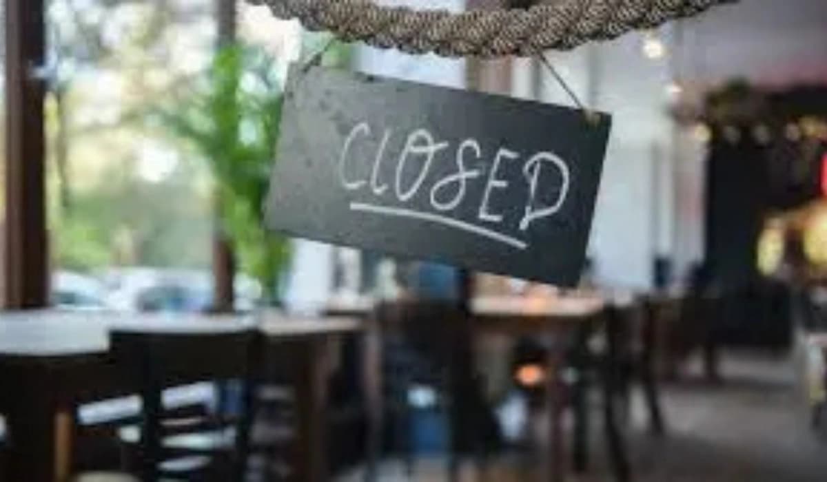 Closed storefront in Manitoba showing the impact of rising business closures amid economic pressure
